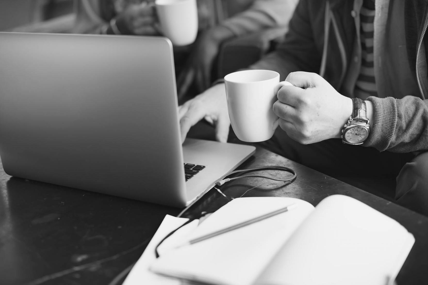 Participante tomando notas durante sesión de planificación financiera en webinar