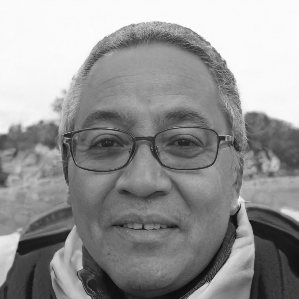 Facilitador de webinars financieros compartiendo estrategias de aprendizaje