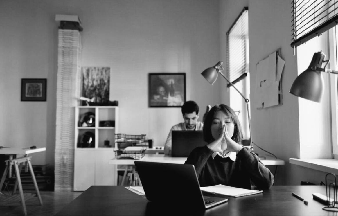 Estudiante revisando estrategias financieras en computadora durante webinar interactivo