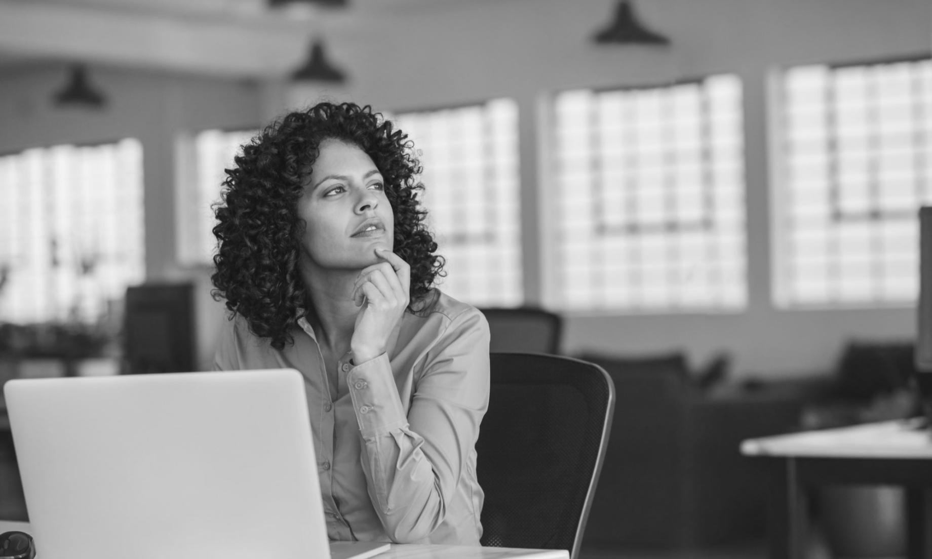 Participante aprendiendo sobre metas financieras en webinar interactivo