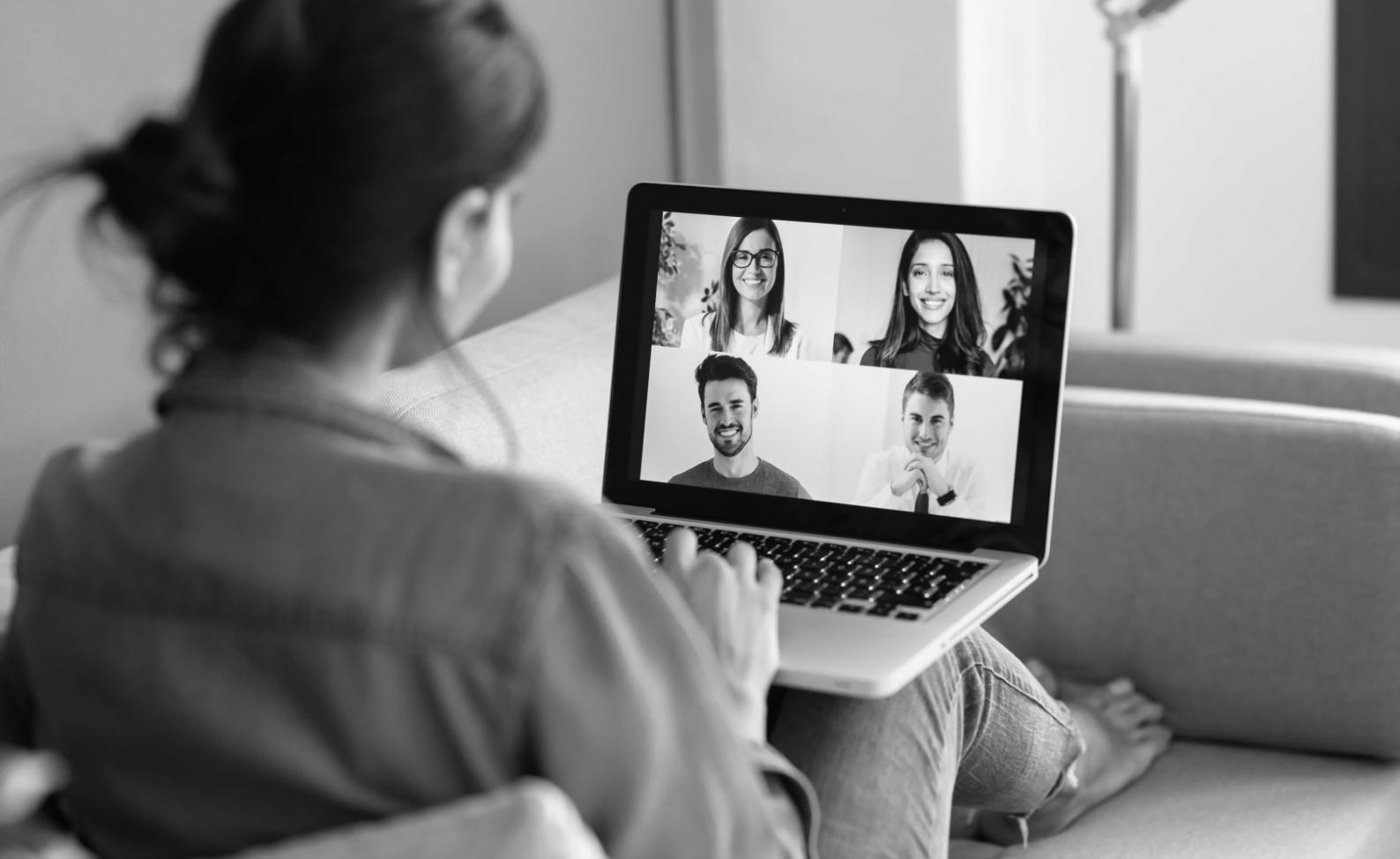 Estudiante participando en sesión interactiva sobre planificación financiera